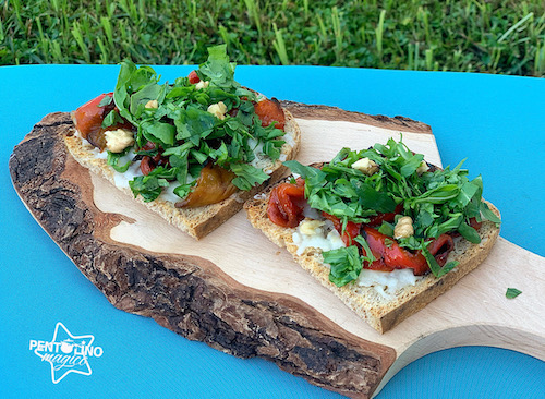 crostini con pecorino, peperoni, rucola e noci